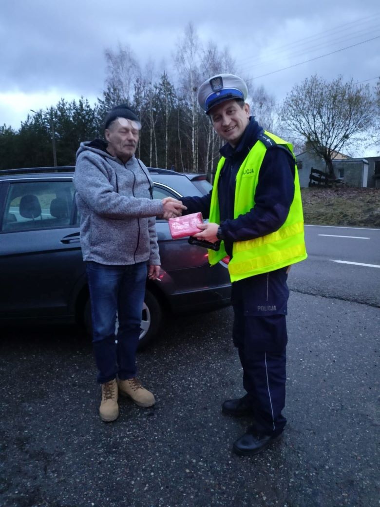Sztum. Kierowcy dostali od policjantów apteczki samochodowe.