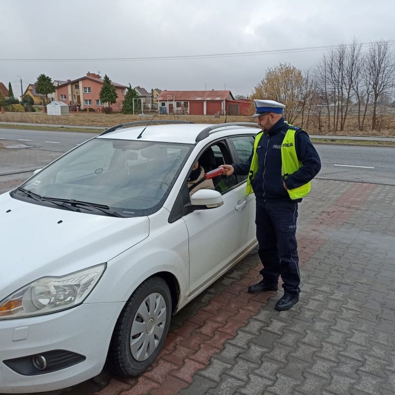 Sztum. Kierowcy dostali od policjantów apteczki samochodowe.