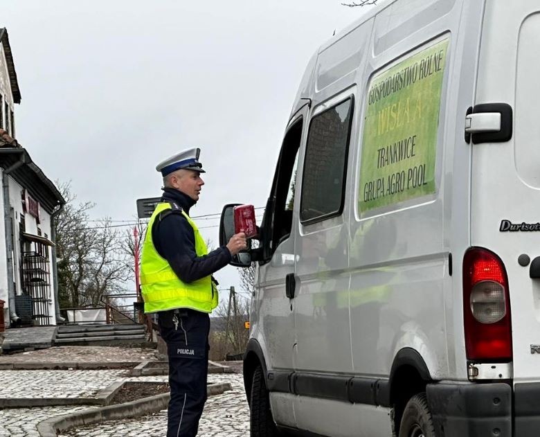 Sztum. Kierowcy dostali od policjantów apteczki samochodowe.