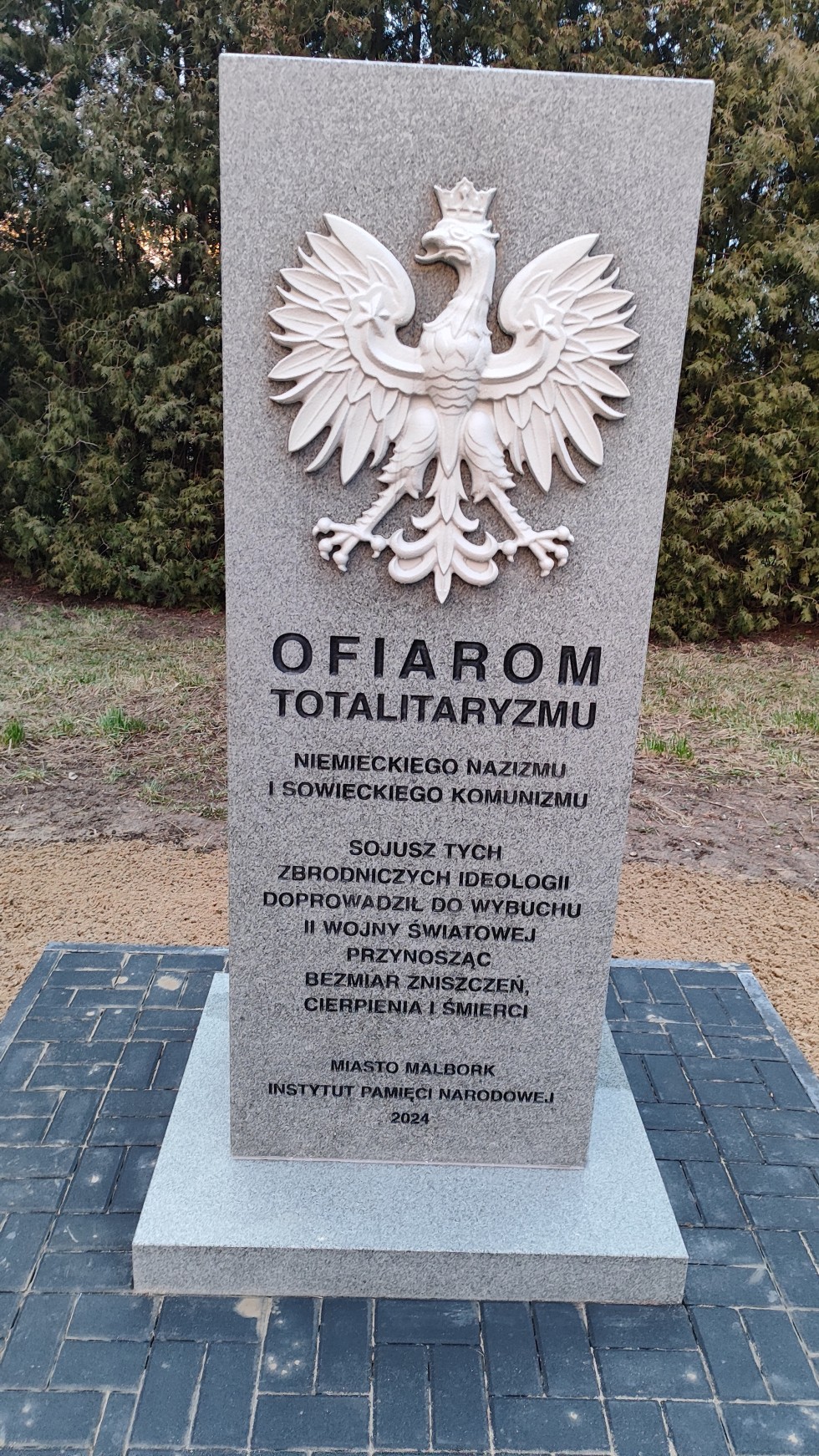 Malbork. Uroczyste odsłonięcie Pomnika Ofiar Totalitaryzmu Niemieckiego i Sowieckiego.