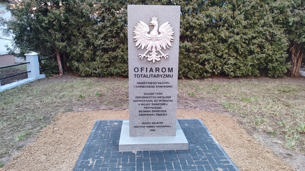 Malbork. Uroczyste odsłonięcie Pomnika Ofiar Totalitaryzmu Niemieckiego i Sowieckiego.
