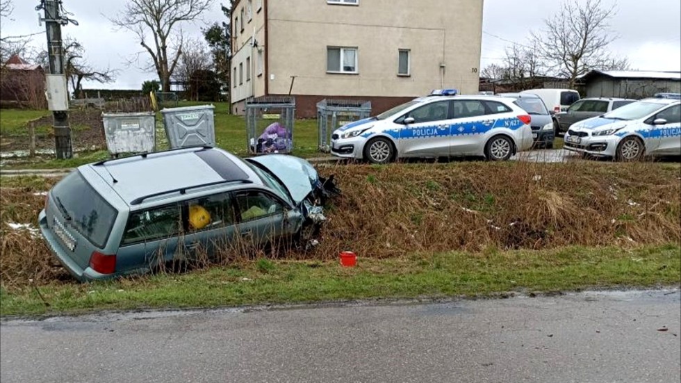 Powiat sztumski. Wjechał samochodem do przydrożnego rowu.