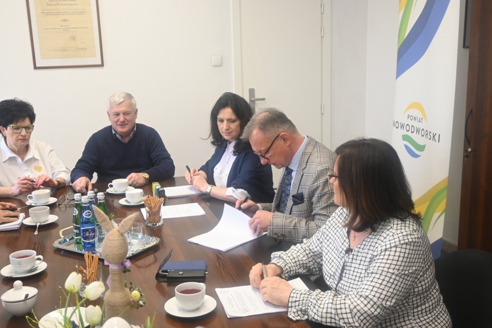 Powiat nowodworski. Kolejne chodniki zostaną zbudowane – podpisano stosowne umowy.
