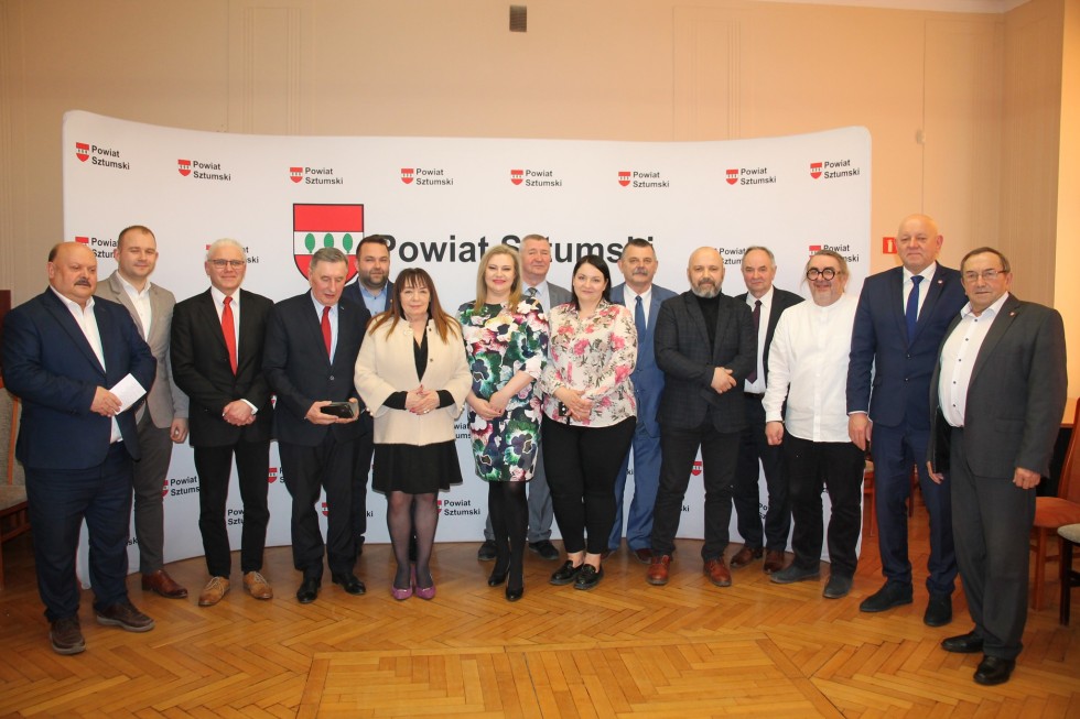 Sztum. Ostatnia sesja Rady Powiatu i medale dla zasłużonych.
