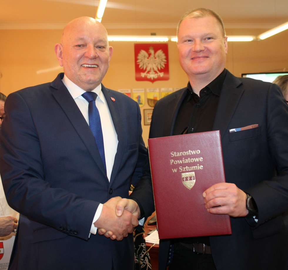 Sztum. Ostatnia sesja Rady Powiatu i medale dla zasłużonych.