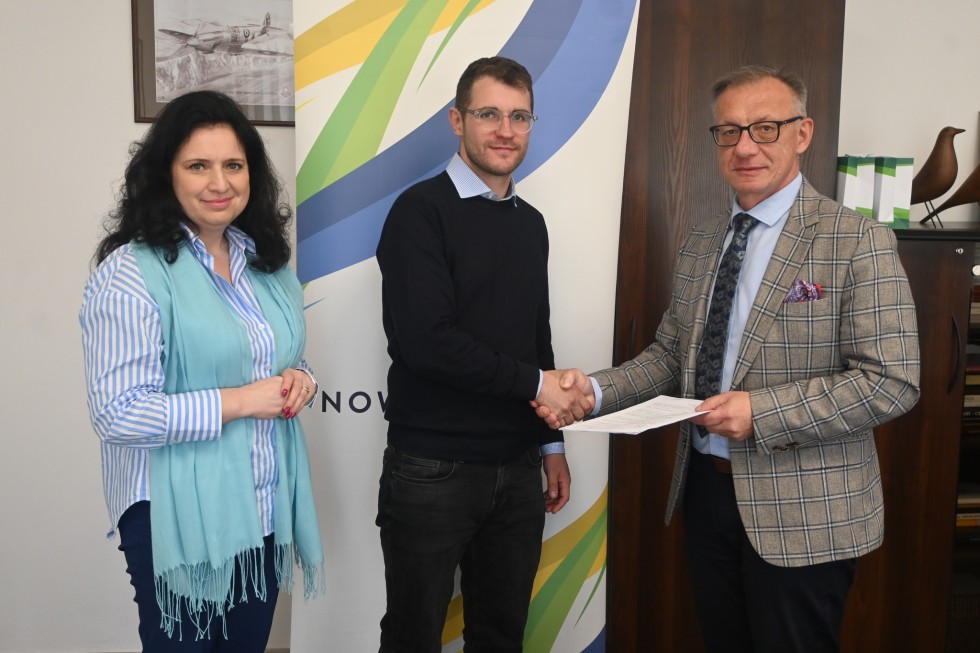 Powiat nowodworski. Wkrótce remont drogi powiatowej w Kępkach – podpisano stosowną umowę.