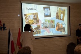Malbork. Szkolna Konferencja Europejska w Technikum nr 3 – podsumowanie dwudziestolecia wstąpienie Polski do Unii Europejskiej. Wideo i zdjęcia
