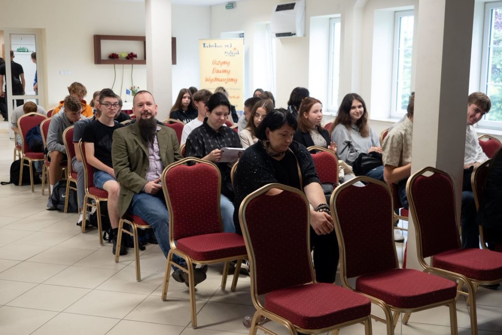 Malbork. Szkolna Konferencja Europejska w Technikum nr 3 – podsumowanie dwudziestolecia wstąpienie Polski do Unii Europejskiej. Wideo i zdjęcia