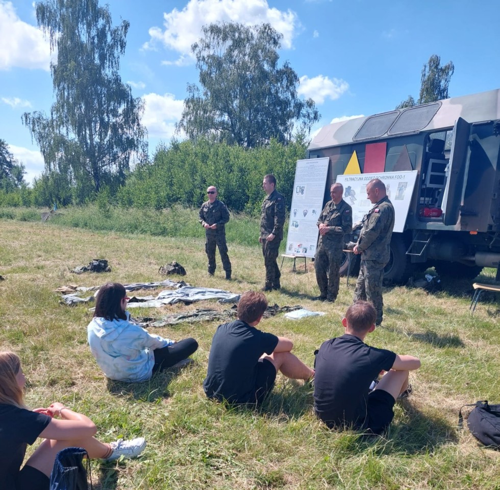 Malbork. Migiem na Malwirę – uczniowie I LO zwiedzili lotnisko wojskowe 22BLT.
