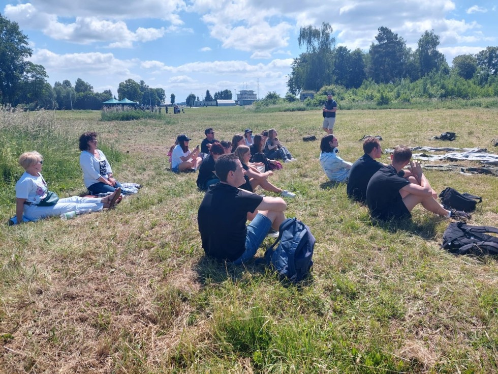 Malbork. Migiem na Malwirę – uczniowie I LO zwiedzili lotnisko wojskowe 22BLT.