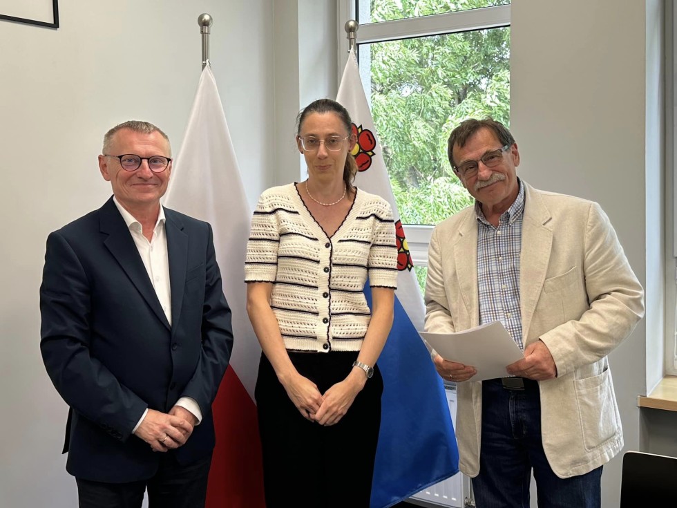 Nowy Dwór Gdański. Przy Szkole Podstawowej nr 2 powstanie boisko wielofunkcyjne – podpisano stosowną umowę.