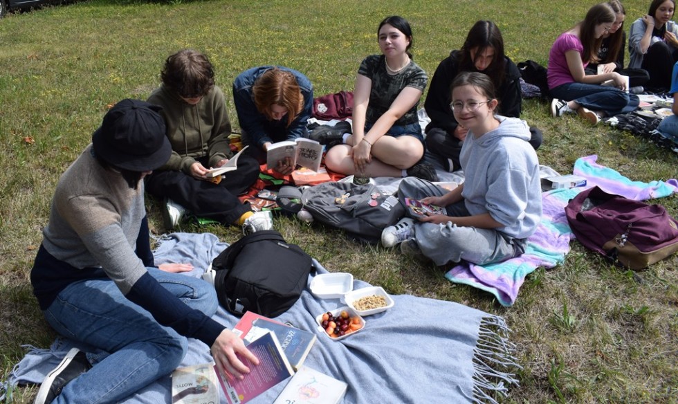 Malbork. Czytanie na trawie – piknik czytelniczy uczniów Technikum nr 3.