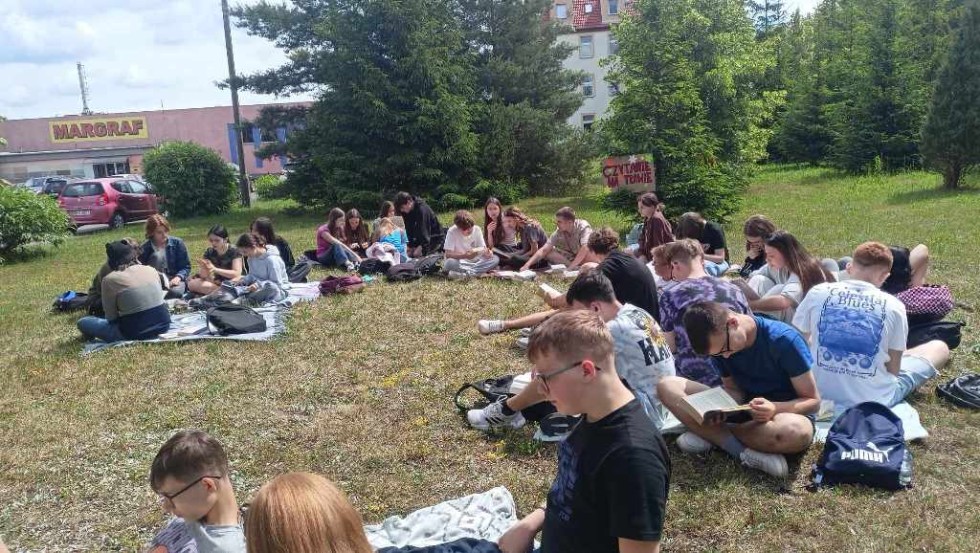 Malbork. Czytanie na trawie – piknik czytelniczy uczniów Technikum nr 3.