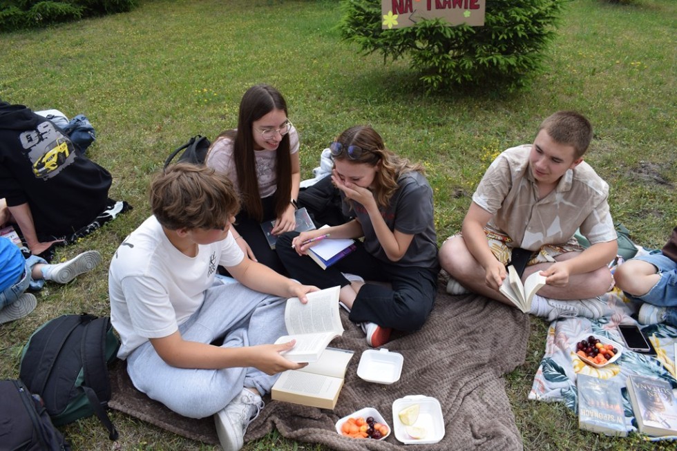 Malbork. Czytanie na trawie – piknik czytelniczy uczniów Technikum nr 3.