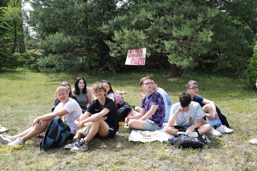 Malbork. Czytanie na trawie – piknik czytelniczy uczniów Technikum nr 3.