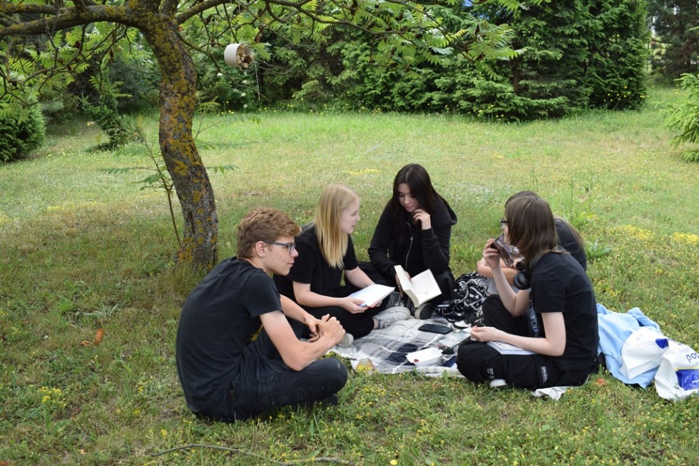 Malbork. Czytanie na trawie – piknik czytelniczy uczniów Technikum nr 3.