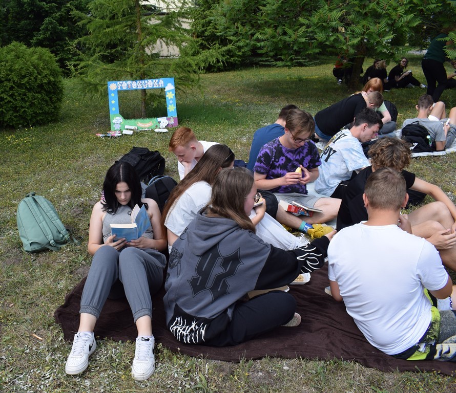 Malbork. Czytanie na trawie – piknik czytelniczy uczniów Technikum nr 3.