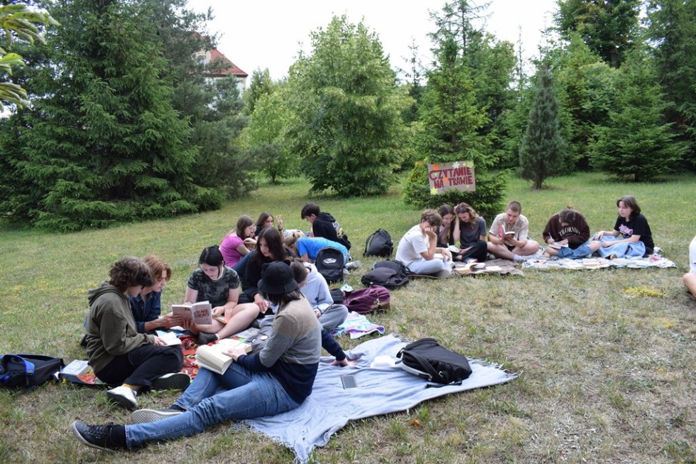 Malbork. Czytanie na trawie – piknik czytelniczy uczniów Technikum nr 3.