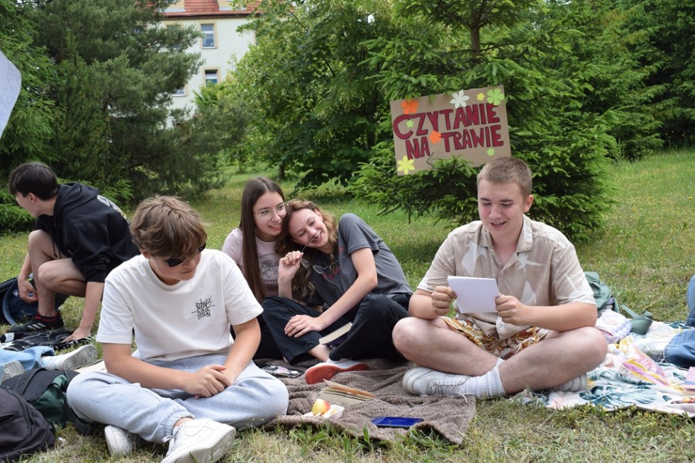 Malbork. Czytanie na trawie – piknik czytelniczy uczniów Technikum nr 3.