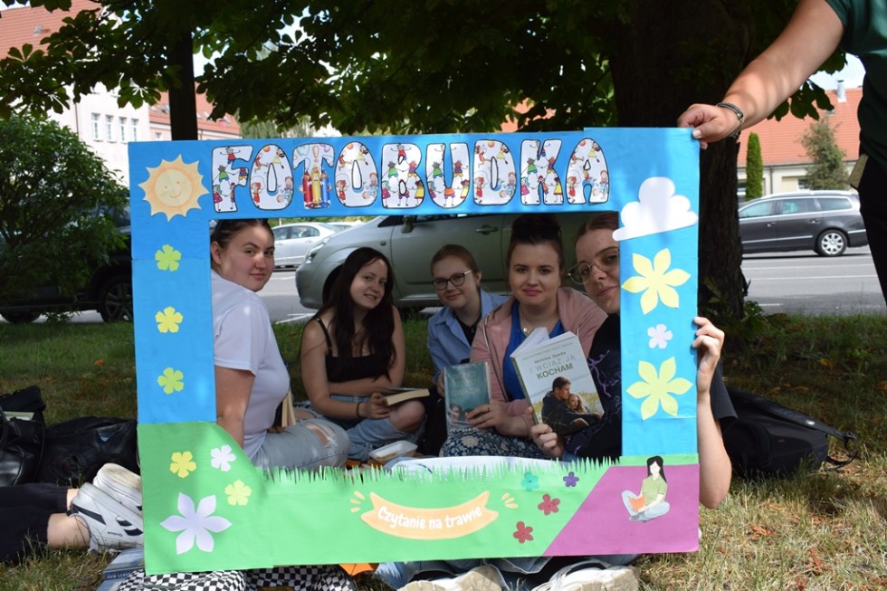 Malbork. Czytanie na trawie – piknik czytelniczy uczniów Technikum nr 3.