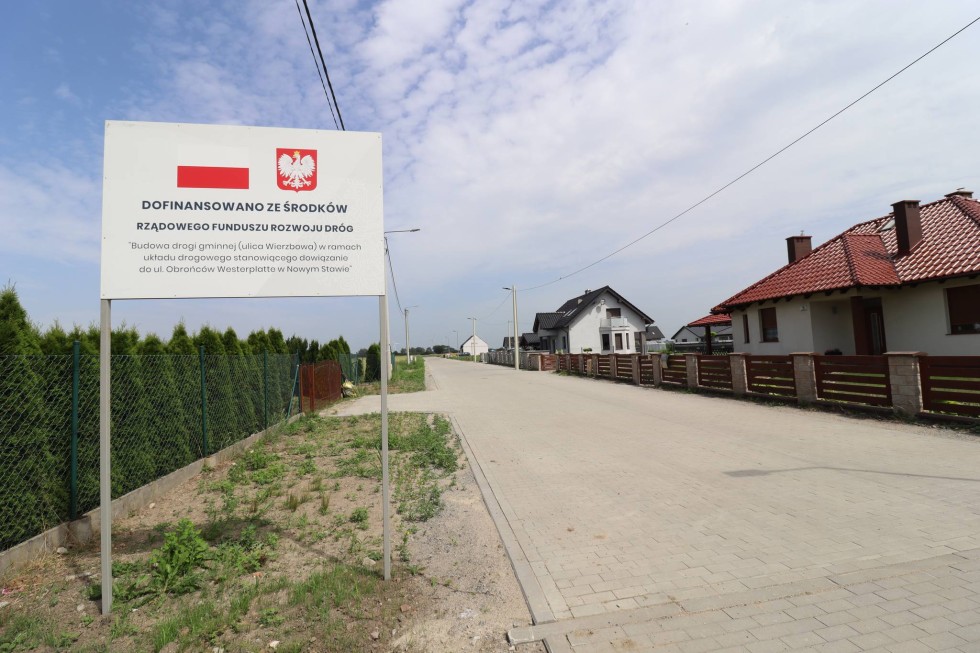 Nowy Staw. Powstała droga prowadząca do osiedla domów jednorodzinnych.