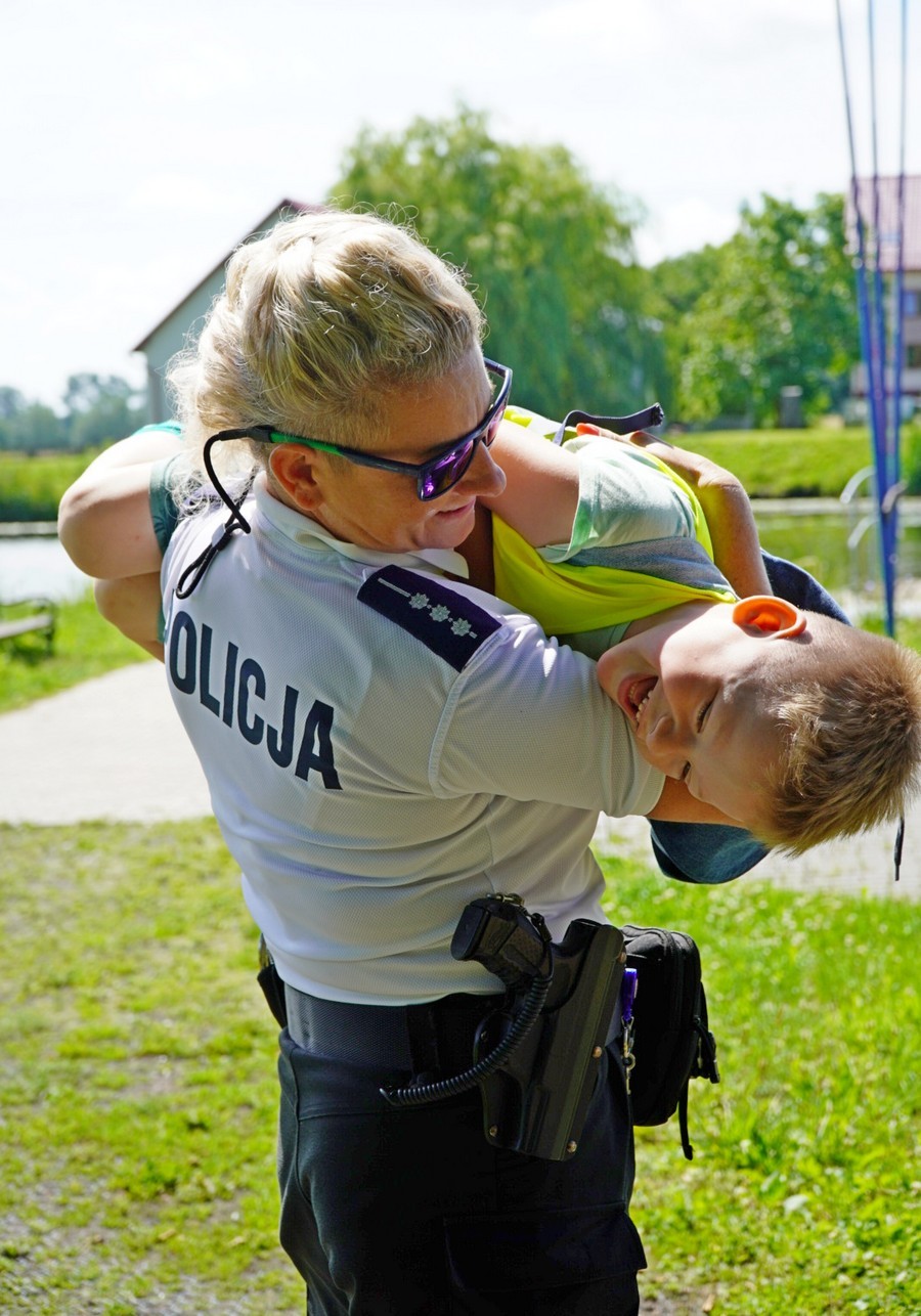 Powiat nowodworski. Bezpieczny wakacyjny wypoczynek – spotkanie policjantów z dziećmi.