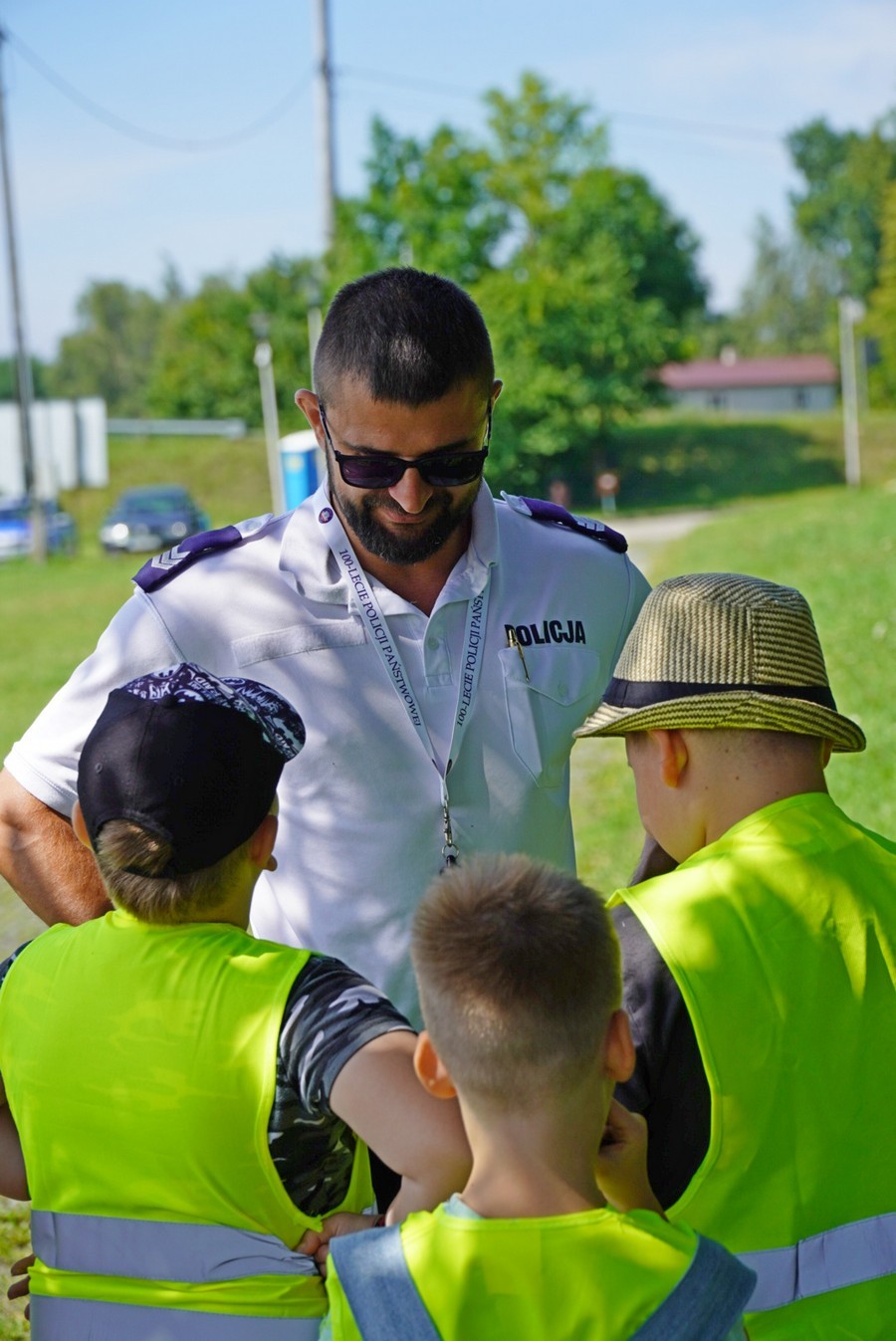 Powiat nowodworski. Bezpieczny wakacyjny wypoczynek – spotkanie policjantów z dziećmi.