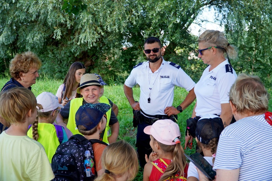 Powiat nowodworski. Bezpieczny wakacyjny wypoczynek – spotkanie policjantów z dziećmi.
