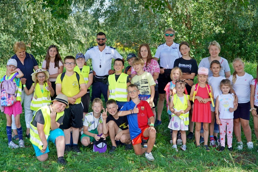 Powiat nowodworski. Bezpieczny wakacyjny wypoczynek – spotkanie policjantów z dziećmi.