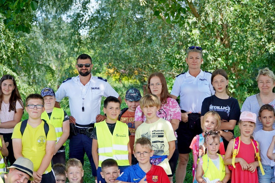 Powiat nowodworski. Bezpieczny wakacyjny wypoczynek – spotkanie policjantów z dziećmi.