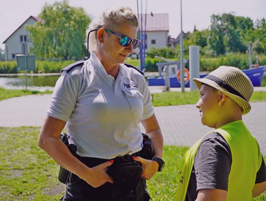 Powiat nowodworski. Bezpieczny wakacyjny wypoczynek – spotkanie policjantów z dziećmi.