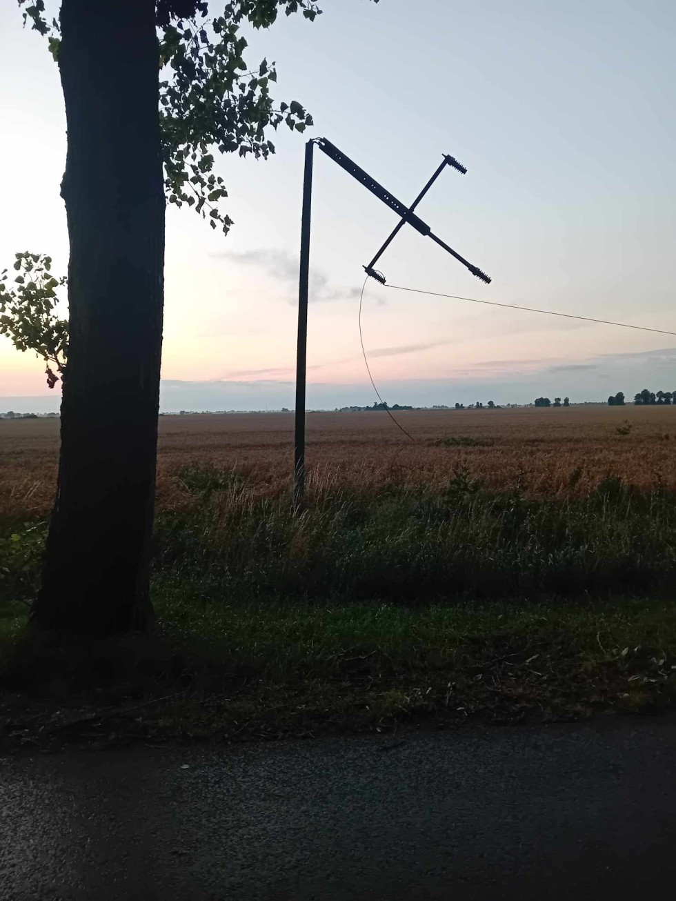 Usuwanie skutków wtorkowej nawałnicy w Gminie Miłoradz.