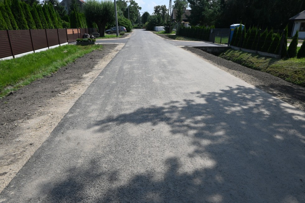 Powiat nowodworski. Wyremontowana droga w Kępkach po końcowym odbiorze.