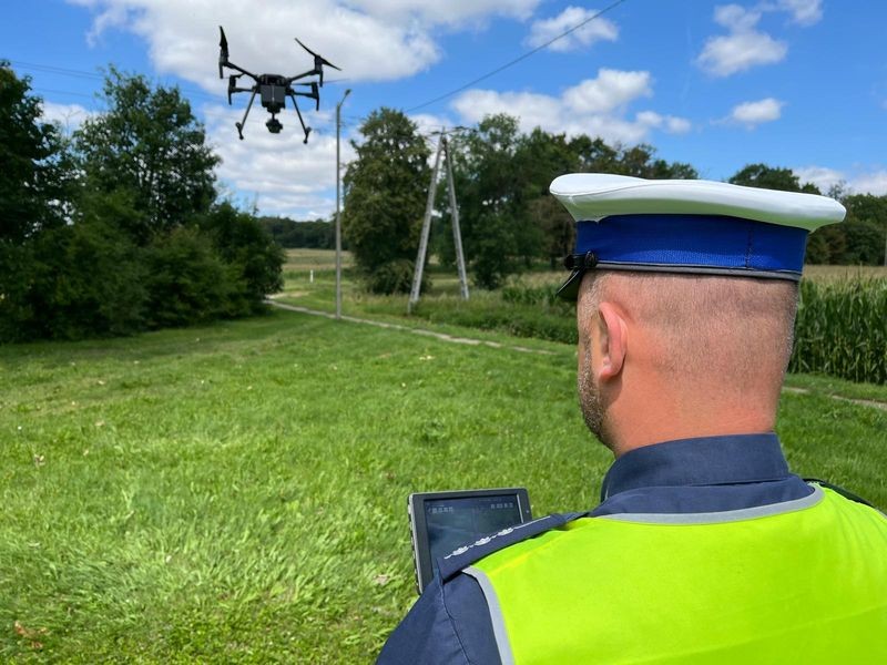 Malbork. Policyjny dron na straży bezpieczeństwa ruchu drogowego.
