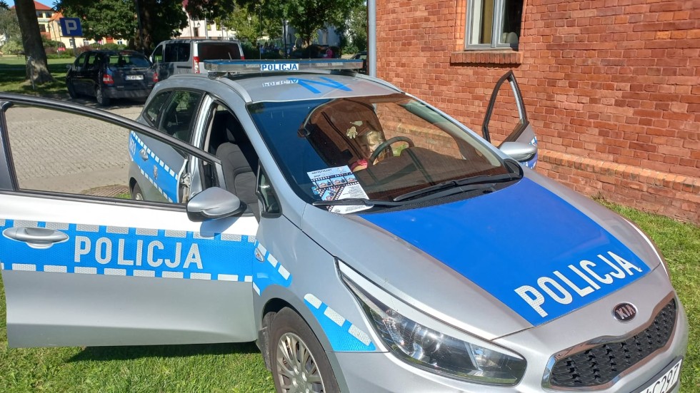 Nowy Dwór Gdański. Bezpieczny wypoczynek nad wodą – spotkanie policjantów z dziećmi podczas festynu.