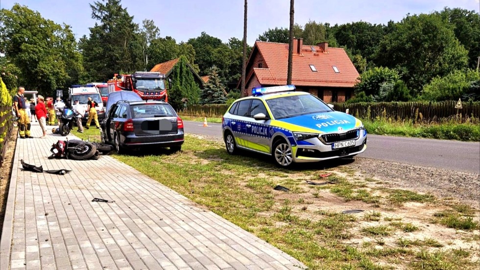 Jantar Leśniczówka. Zderzenie osobówki z motocyklem – kierowca jednośladu trafił do szpitala.