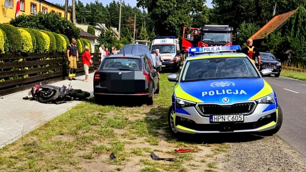 Jantar Leśniczówka. Zderzenie osobówki z motocyklem – kierowca jednośladu trafił do szpitala.