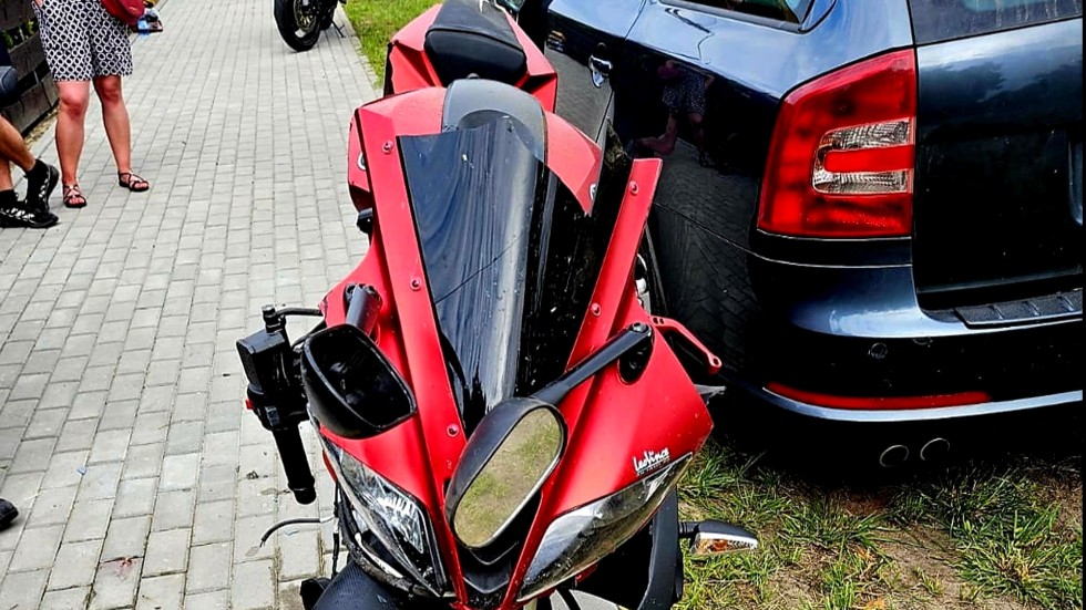 Jantar Leśniczówka. Zderzenie osobówki z motocyklem – kierowca jednośladu trafił do szpitala.