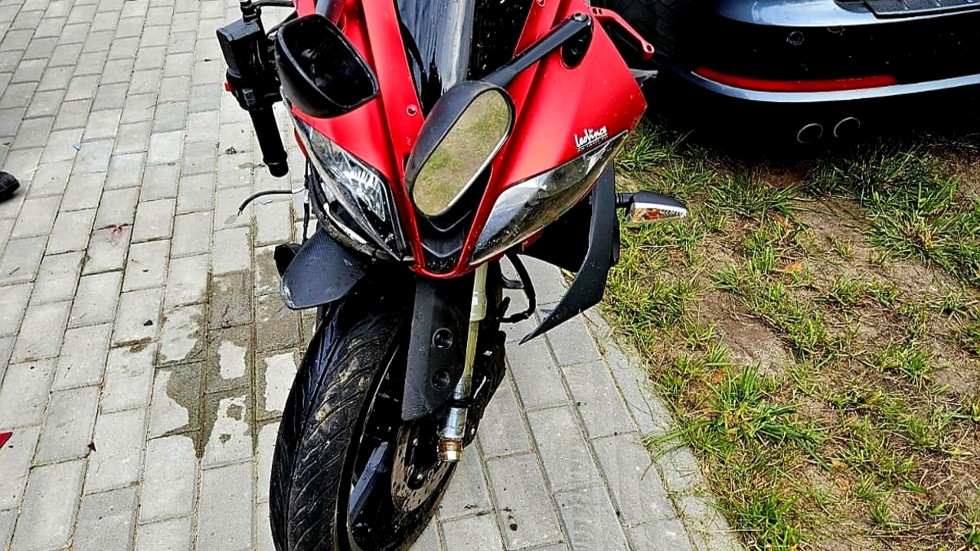 Jantar Leśniczówka. Zderzenie osobówki z motocyklem – kierowca jednośladu trafił do szpitala.
