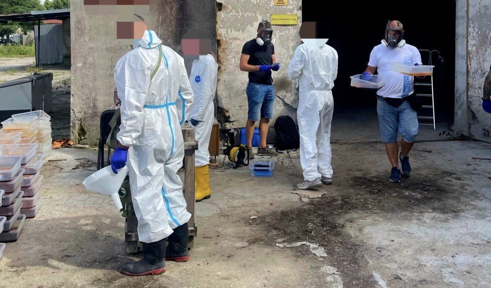 6 milionów złotych, blisko 200 kg zabezpieczonych substancji, zlikwidowane 2 linie produkcyjne i 2 osoby w areszcie to bilans realizacji policjantów gdańskiej komendy wojewódzkiej.