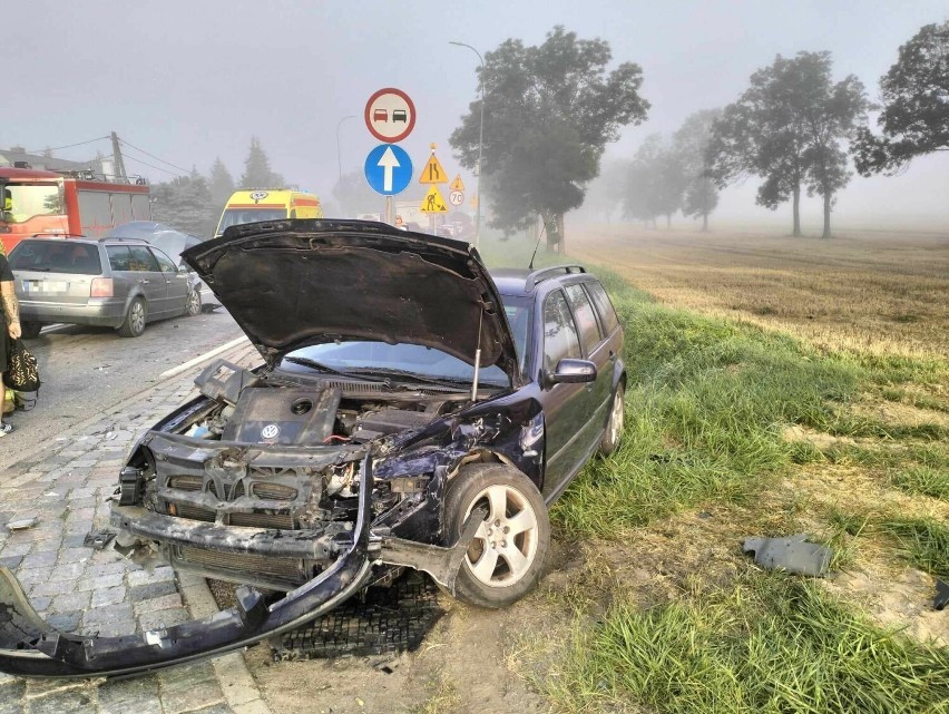DK22. Zderzenie dwóch osobówek w Gnojewie.