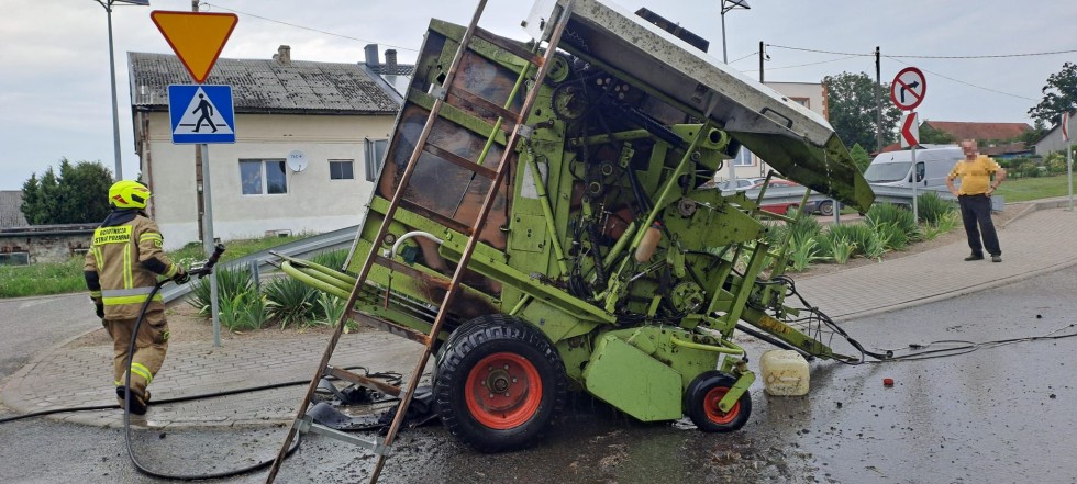 Pożar prasy rolniczej i wypadki drogowe – raport sztumskich służb mundurowych.