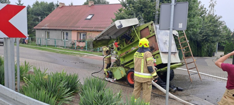Pożar prasy rolniczej i wypadki drogowe – raport sztumskich służb mundurowych.