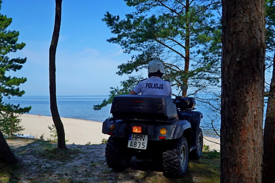 Mierzeja Wiślana. Policjanci na quadach patrolują tereny nadmorskie.