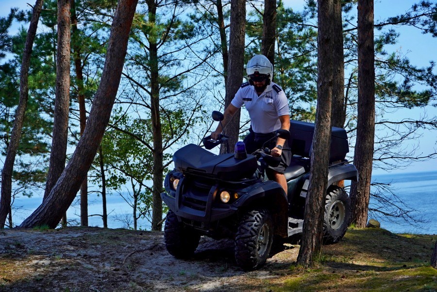 Mierzeja Wiślana. Policjanci na quadach patrolują tereny nadmorskie.