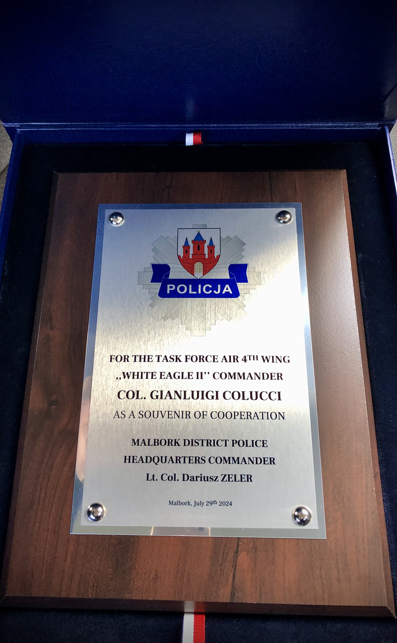 Malbork. Policjanci na ceremonii pożegnalnej włoskich sił powietrznych w 22BLT.