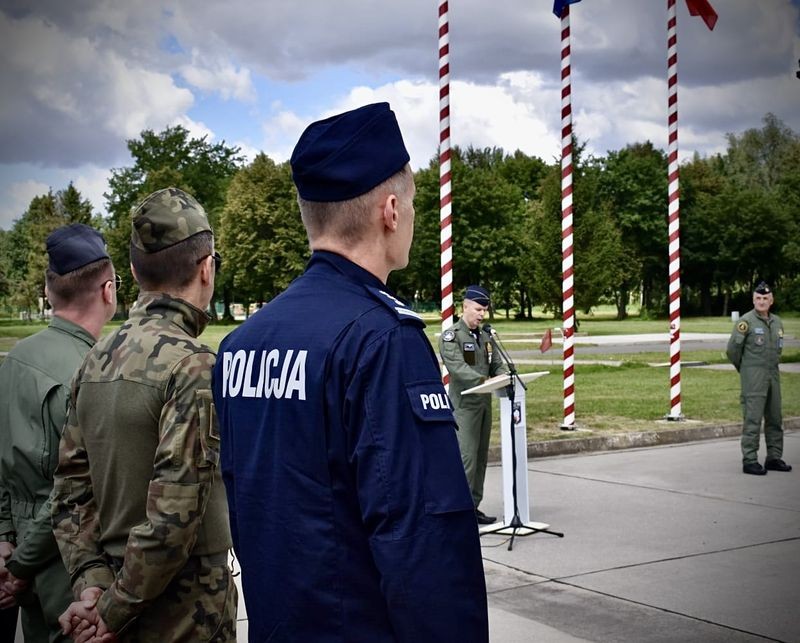 Malbork. Policjanci na ceremonii pożegnalnej włoskich sił powietrznych w 22BLT.