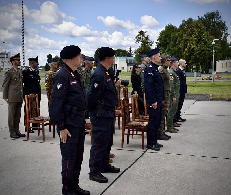 Malbork. Policjanci na ceremonii pożegnalnej włoskich sił powietrznych w 22BLT.