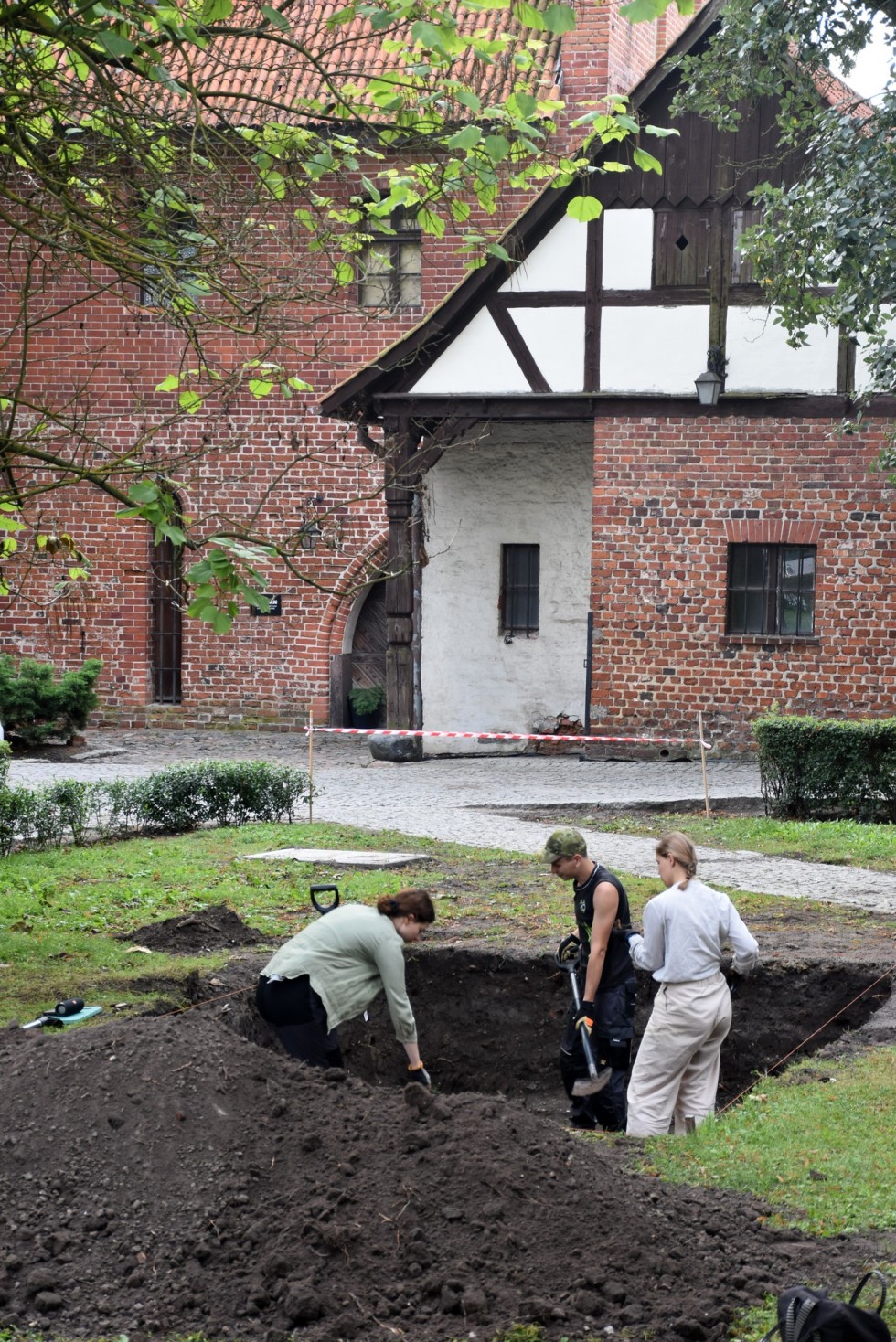 Malbork. Pod zamkiem prowadzone są prace archeologiczne – to kontynuacja zeszłorocznych badań.