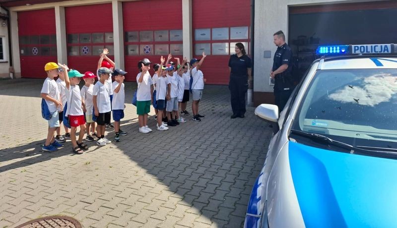 Dzieci z półkolonii z wizytą u policjantów w Nowym Stawie.